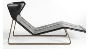 Chaise longue romea realizzata in italia con struttura in metallo e rivestimento in cuoio