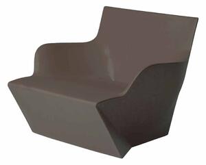 Slide kami san poltrona per esterni di design realizzata in polietilene con cuscino in poliuretano, colore chocolate brown