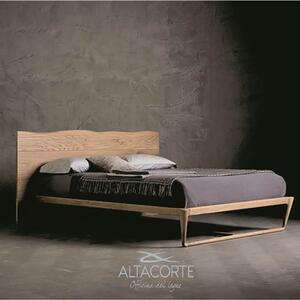 Letto matrimoniale wood di altacorte realizzato in legno di rovere disponibile in 3 configurazioni, struttura testiera larghezza 230 cm - altezza cm 170, dimensione letto staffa legno l 174-5 - p 208-5 - altezza 35