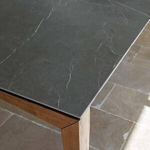 Tavolo allungabile matrix realizzato con struttura in metallo e piano in ceramica, finiture gambe noce canaletto e piano fokos nero﻿