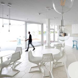 Plank myto chair sedia da esterno disegnata da konstantin grcic, colore bianco