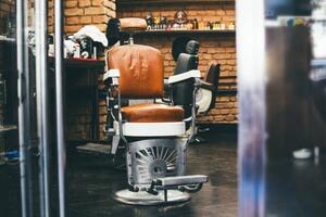 Fotografia Stylish Vintage Barber Chair In brick, stefanamer