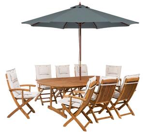 Set da pranzo all'aperto in legno di acacia chiaro con cuscini bianco sporco tavolo a 8 posti sedie pieghevoli ombrello grigio scuro Beliani