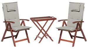 Set da bistrot da giardino Tavolo in legno di acacia chiaro 2 sedie con cuscini color tortora Schienale regolabile pieghevole in stile rustico Beliani