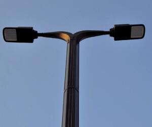 Lampione ad energia solare con pannello verticale a 360°