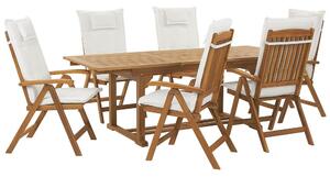 Set da pranzo da giardino in legno di acacia con cuscini bianco sporco 6 posti sedie pieghevoli regolabili per esterni in stile country Beliani