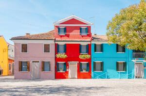 Fotografia Colorful Houses and Boats Along the, serts