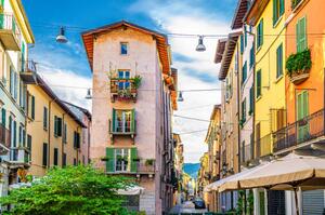 Fotografia Traditional colorful building with balconies shutter, Aliaksandr Antanovich