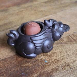 Statuina da tè dragone con pallina in ceramica