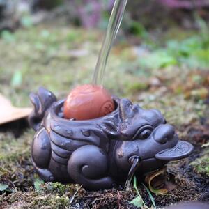 Statuina da tè dragone con pallina in ceramica