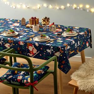 Tovaglia in cotone con motivo natalizio 137x229 cm Santa's Christmas Wonderland - Catherine Lansfield