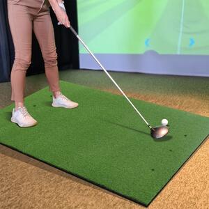 Costway Tappeto golf con 2 punte da golf 2 aste di allineamento 6 fori preforati per le punte, Tappeto in erba sintetica 152x117x2,5cm