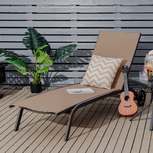 Costway Chaise longue regolabile per piscina cortile giardino, Sedia a sdraio per cortile con ruote e tessuto ad asciugatura rapida Marrone