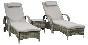 Outsunny Set con 2 lettini prendisole altamente confortevoli: materasso, poggiatesta, posizioni multiple regolabili, braccioli, ruote + tavolino in vetro temperato intreccio in resina di rattan grigio | Aosom Italy