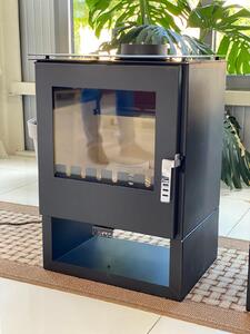 Stufa a legna Verso Rheia - 5 kW | Compatta ed efficiente per spazi accoglienti