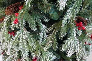 Albero di Natale Artificiale Innevato 210 cm 62 Rami con Pigne e Bacche Pino delle Murge Verde