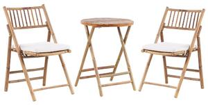 Set da giardino tavolino pieghevole e 2 sedie in bambù naturale e cuscini di colore bianco esterno Beliani