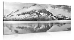 Quadro su tela – Lago vicino a una splendida montagna in bianco e nero