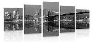 Quadri 5 pezzi – Riflesso di Manhattan nell'acqua in bianco e nero