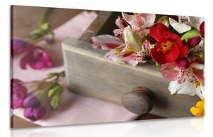 Quadro su tela – Composizione di fiori primaverili in cassetto di legno