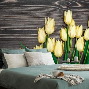 Carta da parati – Tulipani gialli su sfondo di legno