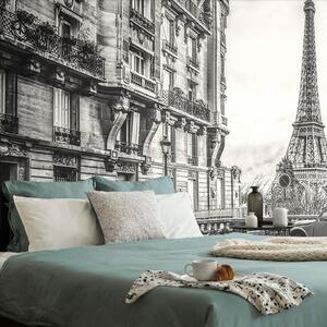 Carta da parati autoadesiva – Torre Eiffel in bianco e nero dalla strada di Parigi