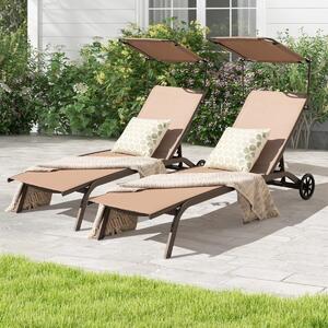 Costway Set di 2 lettino prendisole da giardino e tavolino laterale da esterno, Set di 2 sedie a sdraio da piscina e tavolo quadrato da giardino Marrone