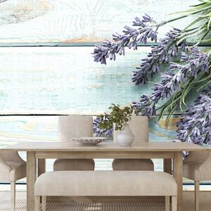 Carta da parati – Lavanda su sfondo di legno