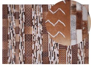 Tappeto in pelle di vacchetta capelli castani su pelle patchwork a righe motivi scandinavi 140 x 200 cm Beliani