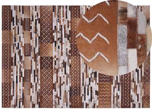 Tappeto in pelle di vacchetta capelli castani su pelle patchwork a righe motivi scandinavi 160 x 230 cm Beliani