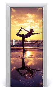 Poster adesivo per porta Persone yoga sulla spiaggia 75x205 cm