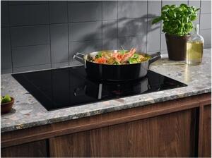 Electrolux Piano Cottura Induzione da Incasso 4 Fuochi Larghezza 60 cm in Vetroceramica colore Nero - EIS62453 Serie 700 SenseBoil