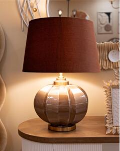 La Lampada da Tavolo PRAGA � un'elegante fusione di stile classico e moderno Dimensioni �40,5x h 57 cm Lampada E-27 base sferica in vetro