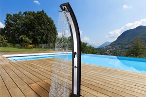 Elegante Doccia Solare In Alluminio Ella Colore Nero Con Fascia Centrale Colore Legno 20x20x h 224 cm - peso 17,5 kg con Lava piedi da 40 Lt max temperatura 35 gradi colore Nero fascia inox
