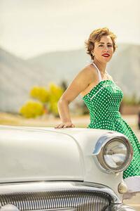 Illustrazione 1950s Woman Leaning on a Vintage Car, JasonDoiy