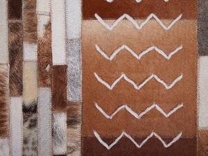 Tappeto in pelle di vacchetta capelli castani su pelle patchwork a righe motivi scandinavi 160 x 230 cm Beliani
