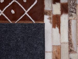 Tappeto in pelle di vacchetta capelli castani su pelle patchwork a righe motivi scandinavi 140 x 200 cm Beliani