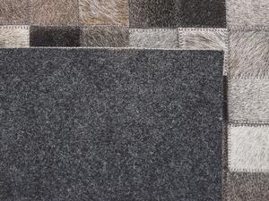 Tappeto tappetino in pelle di vacchetta marrone e grigia 140 x 200 cm motivo patchwork Beliani