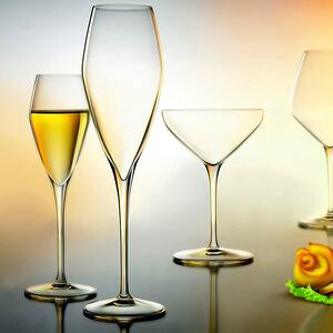 <p>Calice professionale in vetro cristallino dal design contemporaneo, particolarmente indicato per la degustazione champagne e spumanti.</p>