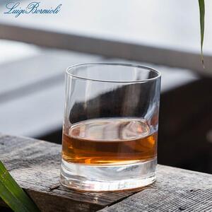Esclusivo bicchiere dalla particolare forma ovale in vetro cristallino brillante e resistente, ideale per whisky e vino, perfetto come oggetto da regalo