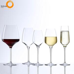 Calice per vini bianchi con sapori intensi e fruttati ed un ampio bouquet aromatico, design moderno e originale, vetro cristallino, gambo stirato, piacevole da maneggiare