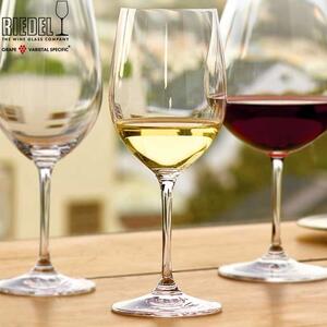 Calice in vetro soffiato perfetto per la degustazione di vini bianchi, ne esalta la freschezza in quelli giovani ed i sapori nocciola e speziati in quelli più vecchi