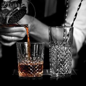 Bicchiere in vetro tagliato con decori vintage. Ideale per whisky, bibite, cocktail. Robusto, forte, resistente e molto brillante. Lavabile in lavastoviglie