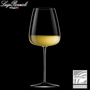 Il sapore forte di uno Chardonnay o un Tocai bevuto in un bicchiere trasparente, che non ne maschera il colore e ne enfatizza il profumo di frutta matura