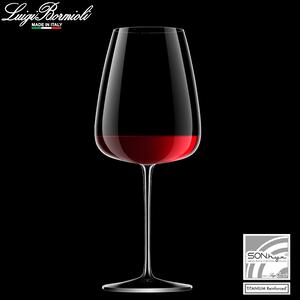 Calice studiato per esaltare il gusto eccezionale di un Cabernet-Merlot vino rosso piacevole, ricco di aromi, tannini e di colore
