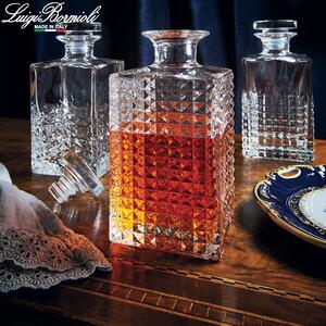 Bottiglia decanter per distillati dallo stile forte e moderno, ideale per conservare e servire bevande alcoliche tra cui whisky
