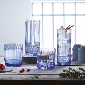 <p>Bicchiere basso finemente decorato nell&#39;esclusiva tonalità blu zaffiro, un design vintage ideato per esaltare il colore dei drinks con preziosi effetti di luce.</p>