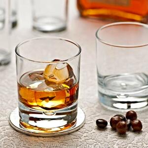 <p>Centra è il classico bicchiere old fashioned perfetto per servire liquori e whisky in puro stile anglosassone</p>