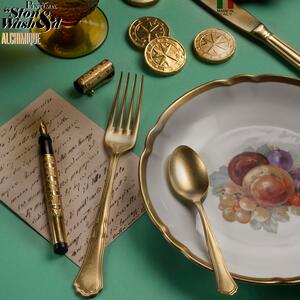 Preziosa forchetta dolce vintage nella tonalità oro anticato dal design classico in puro stile retrò, gioielli in tavola splendidi e ricercati. Confezione 12 pezzi