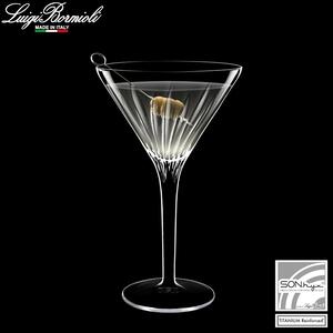 Double Martini Glass. L eleganza senza tempo per il cocktail più iconico dell eccellenza made in Italy